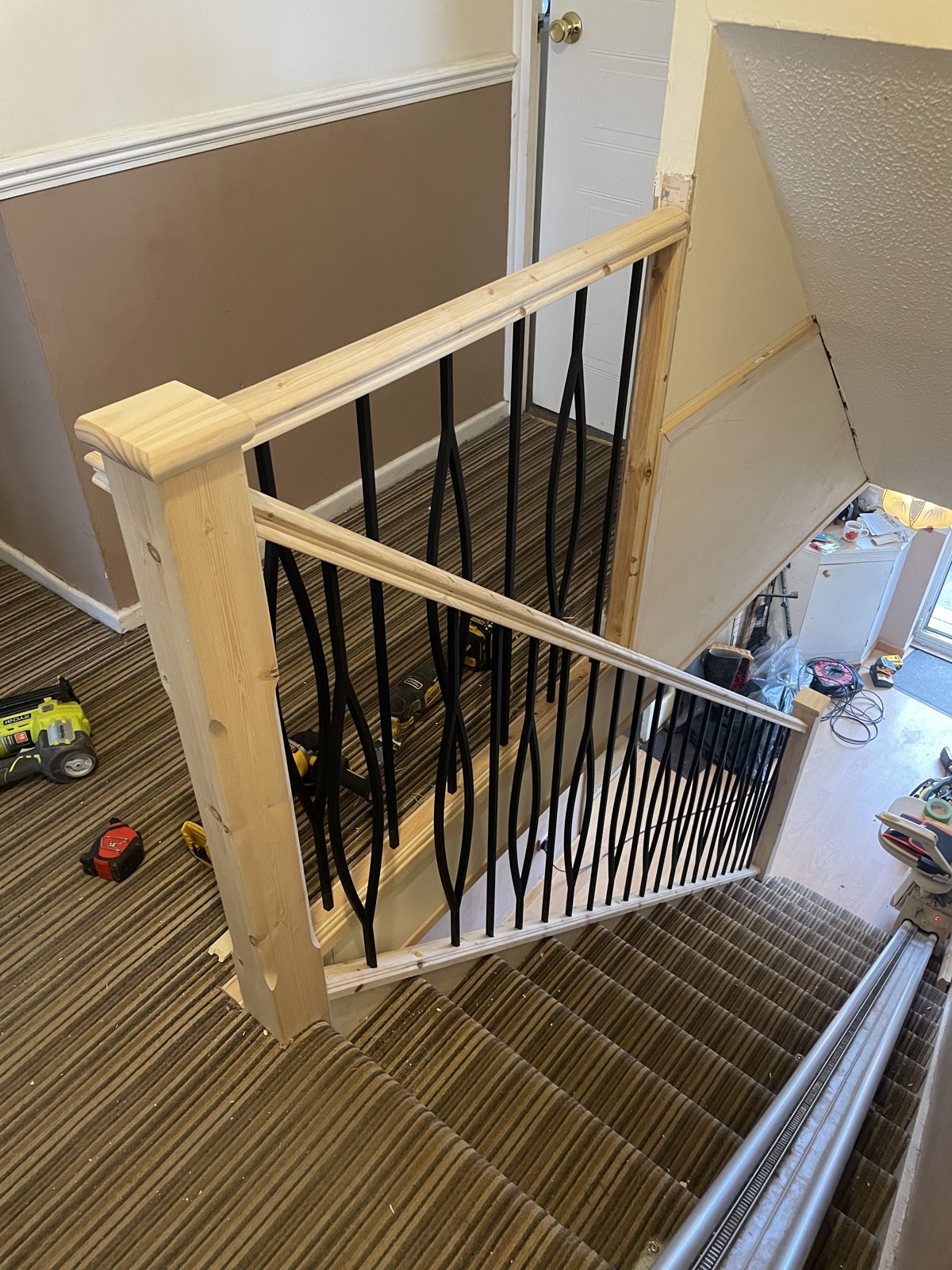 Oak staircase balustrade with black spindles